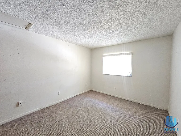 209 NW Jefferson Cir N — Photo 9