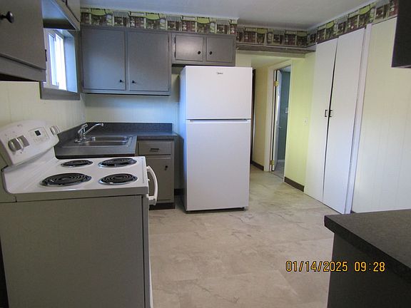 Fridge & stove included in rent