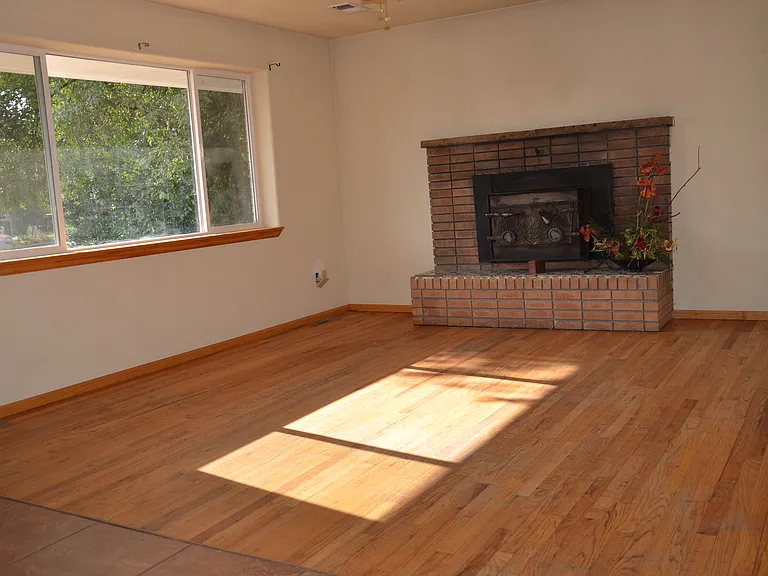 1017 Cragmore Dr — Photo 3