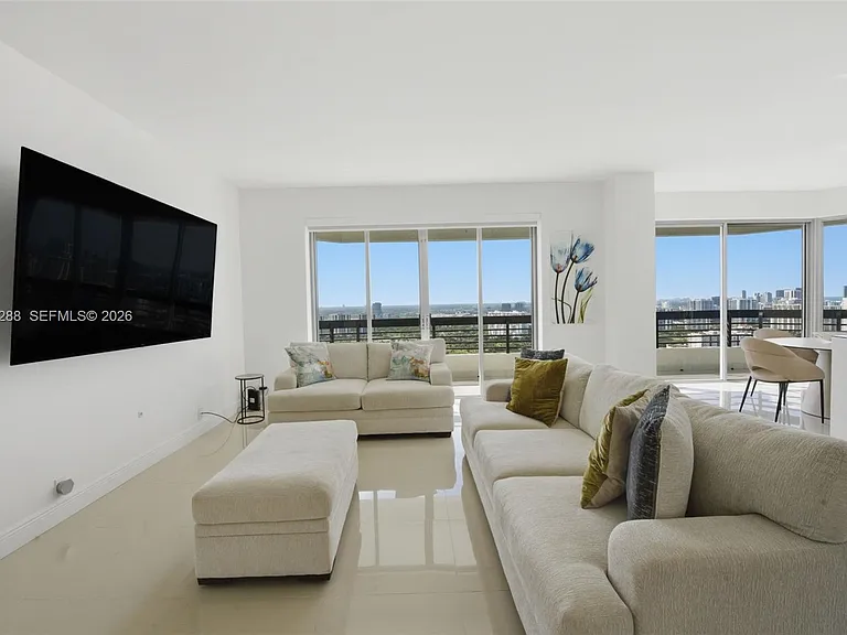 3500 Mystic Pointe Dr #Penthouse 5 — Photo 3