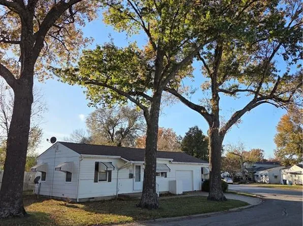 1711 Lockhart Ln, Osawatomie, KS 66064