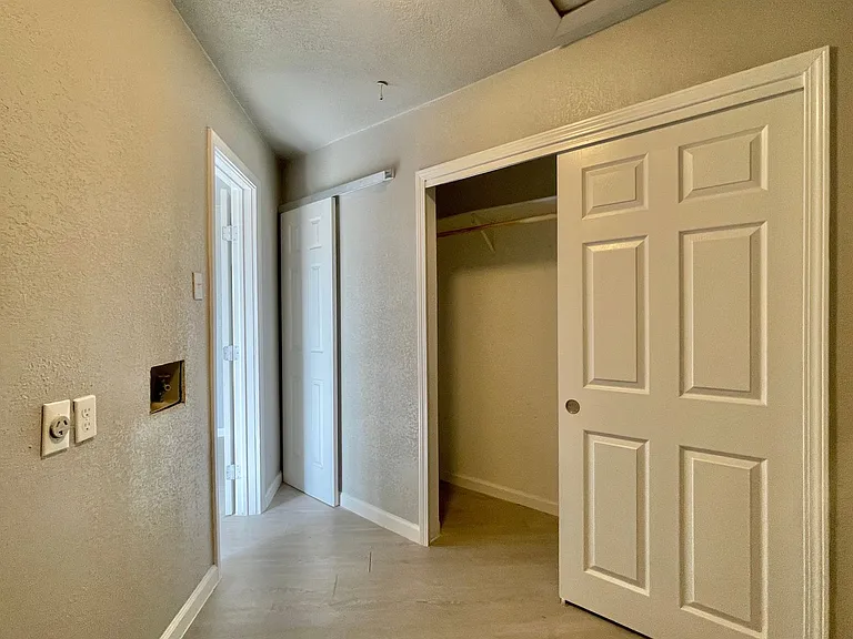 302 Washington St — Photo 40