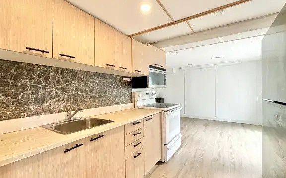 4th image of 2351 Woking Cres