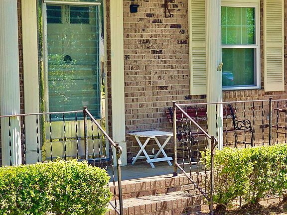 4th image of 1424 Woodgate Way