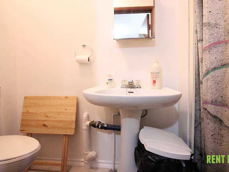 227 Norah St N #5 — Photo 4