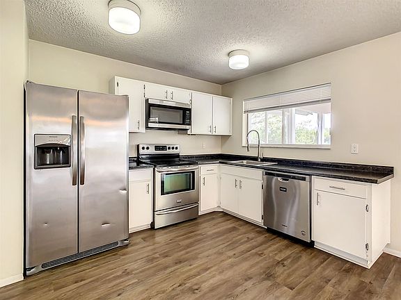 3rd image of 1918 Dunbrooke Cir