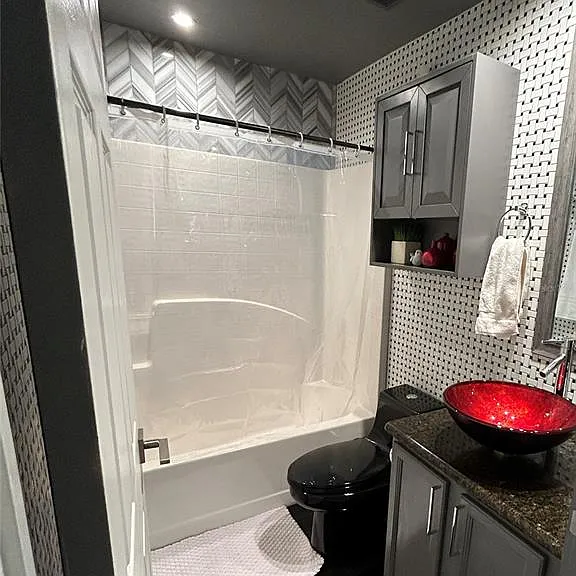 585 Grand Canal Dr — Photo 17