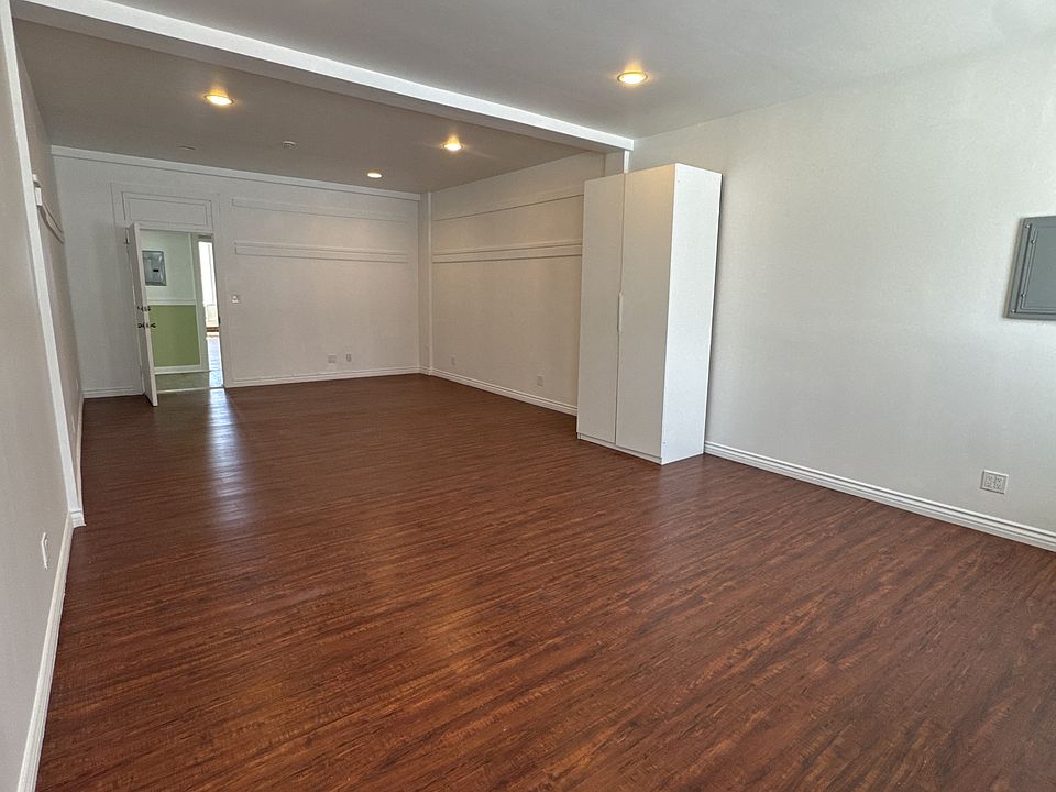 2nd image of 5617 Hollywood Blvd #118