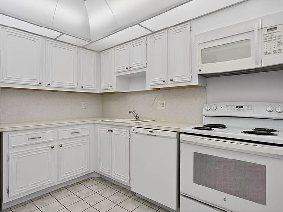 4th image of 2651 S Palm Aire Drive #302