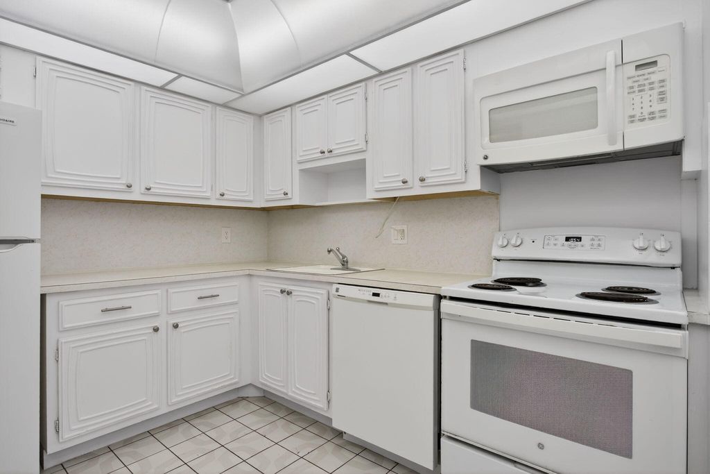 2651 S Palm Aire Drive #302, photo 4