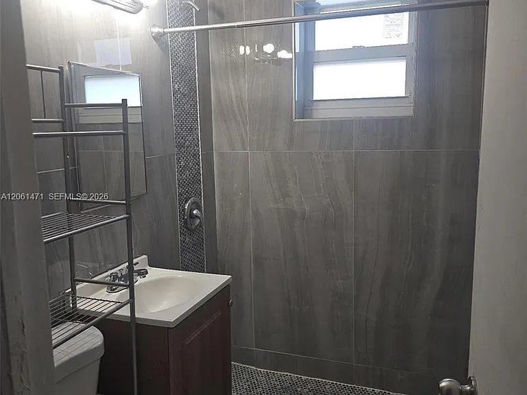 615 NE 4th St #1 — Photo 2
