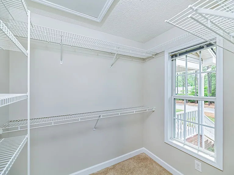 10 Hampshire Ln — Photo 5