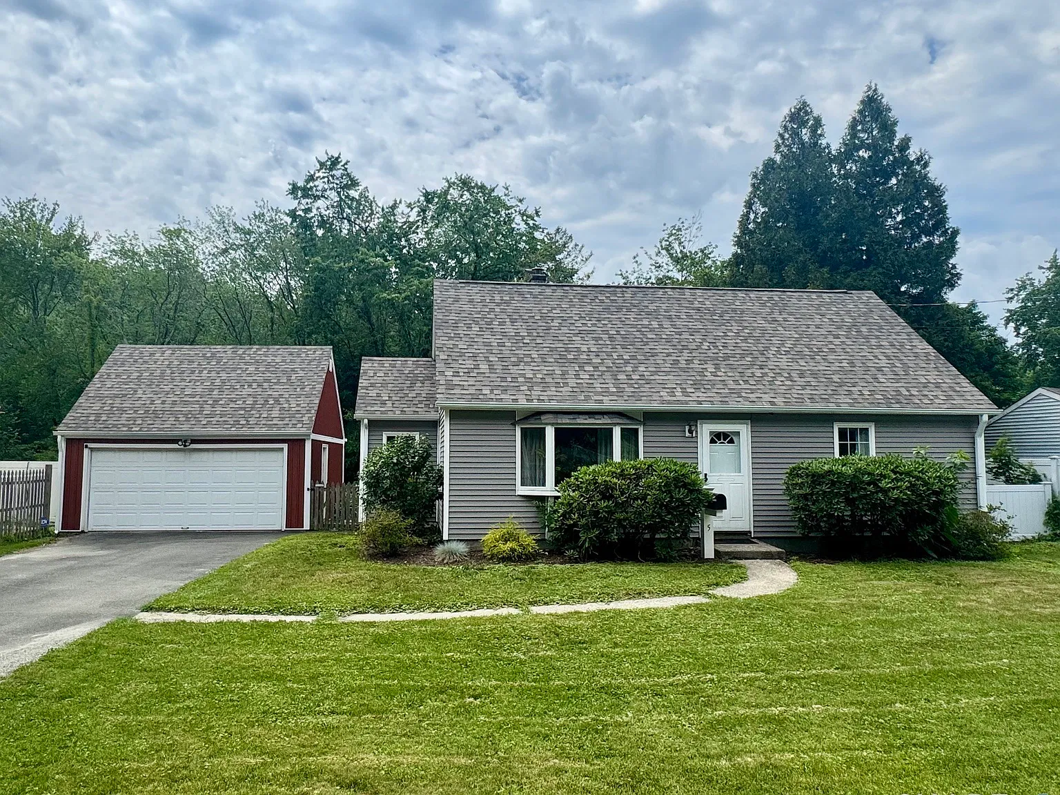 4 bed, 1.0 bath, 1231 sqft, $3,400 — Photo 3