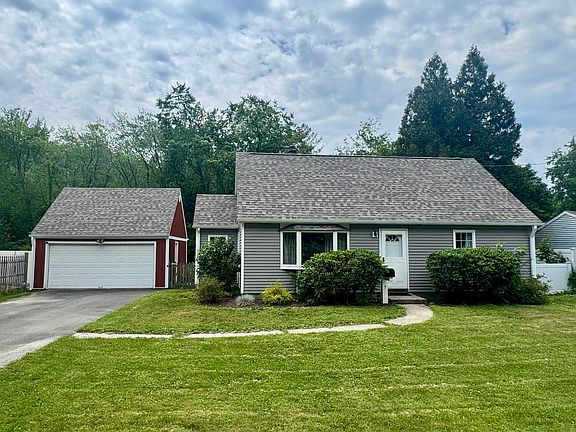 3rd image of 5 Bethpage Dr