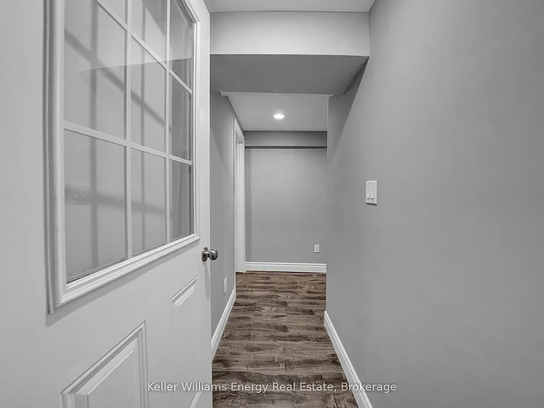 1137 Norman Cres #LOWER — Photo 10