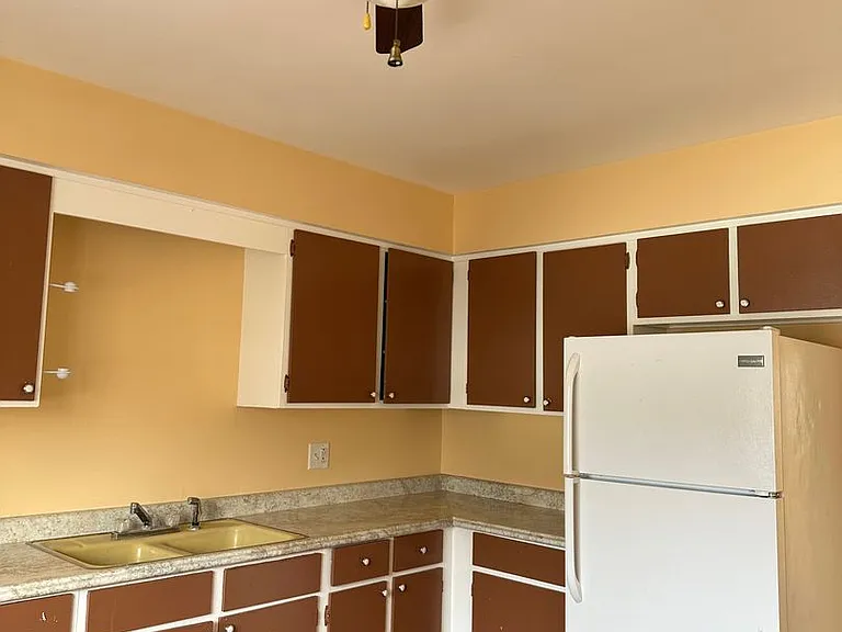 260 E Grand Ave — Photo 16