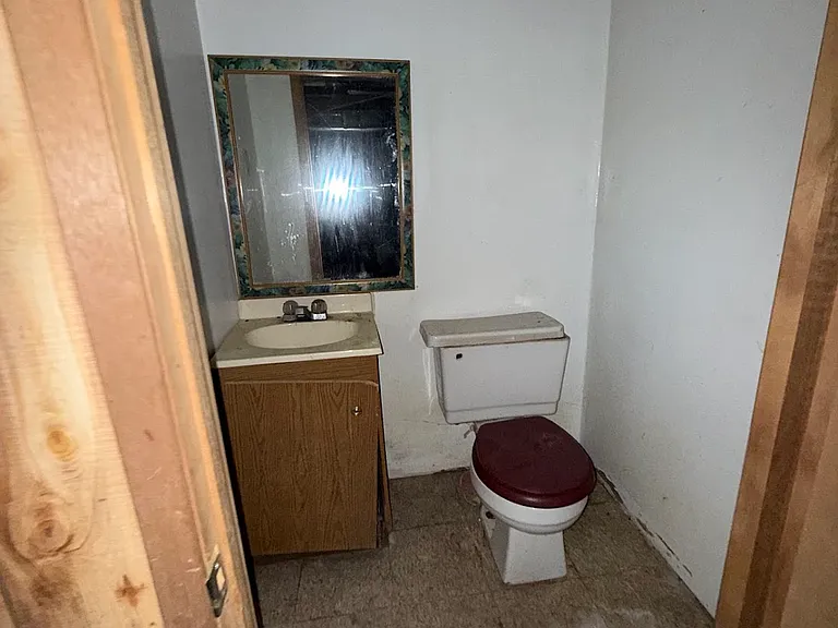 415 E Division St — Photo 21