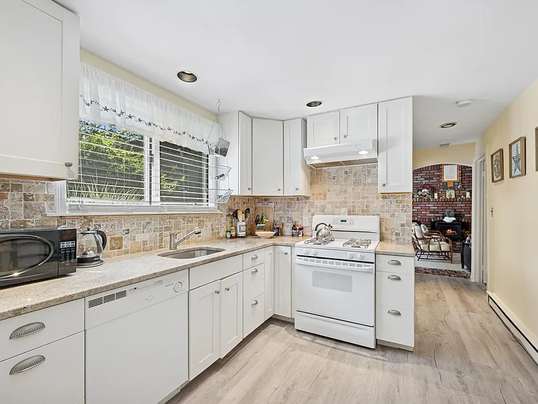 28 Walnut St — Photo 12
