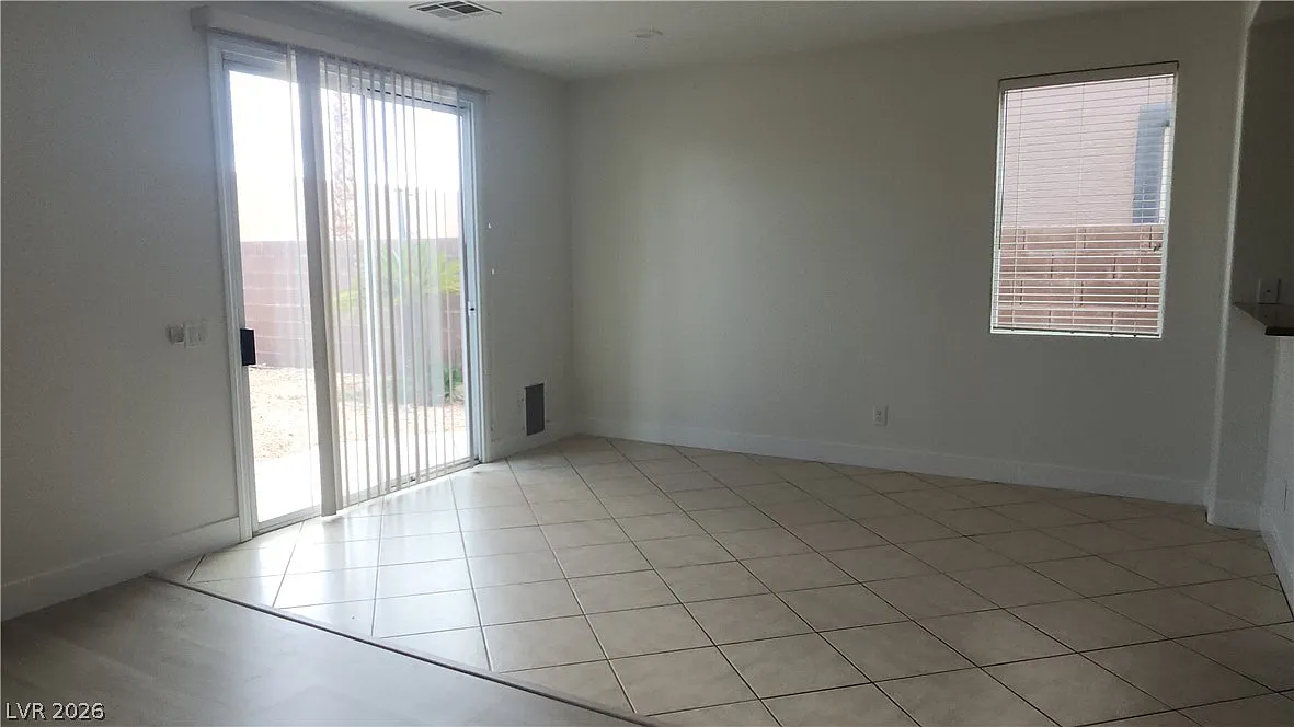 4 bed, 2.5 bath, 2320 sqft, $2,650 — Photo 4