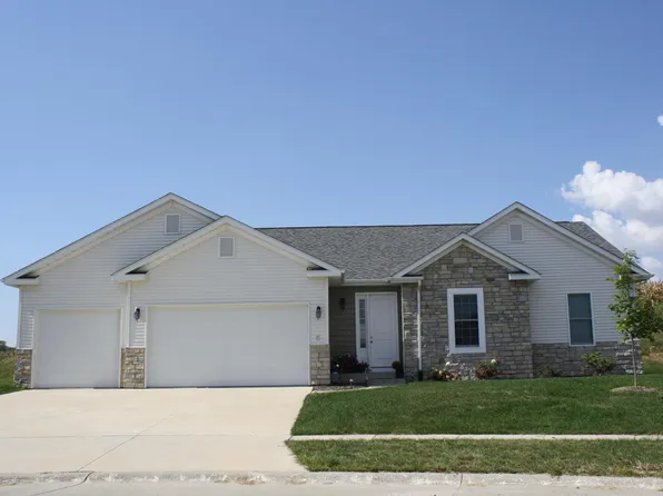 15 Blackstone Ct, Le Claire, IA 52753