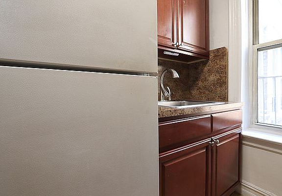 4th image of 74 Gatling Pl APT 4L