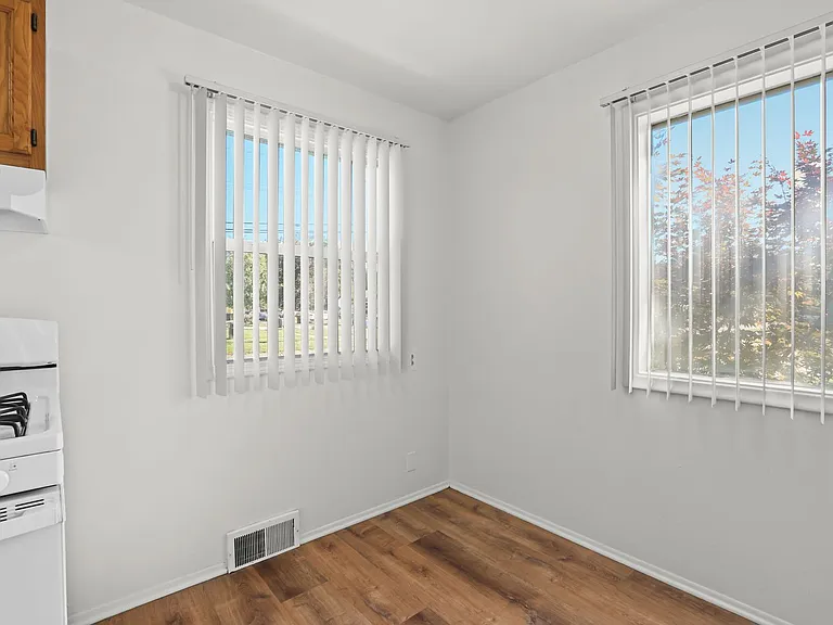 2758 Ackley Ave — Photo 29