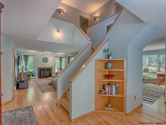 2nd image of 7 Adrienne Ln