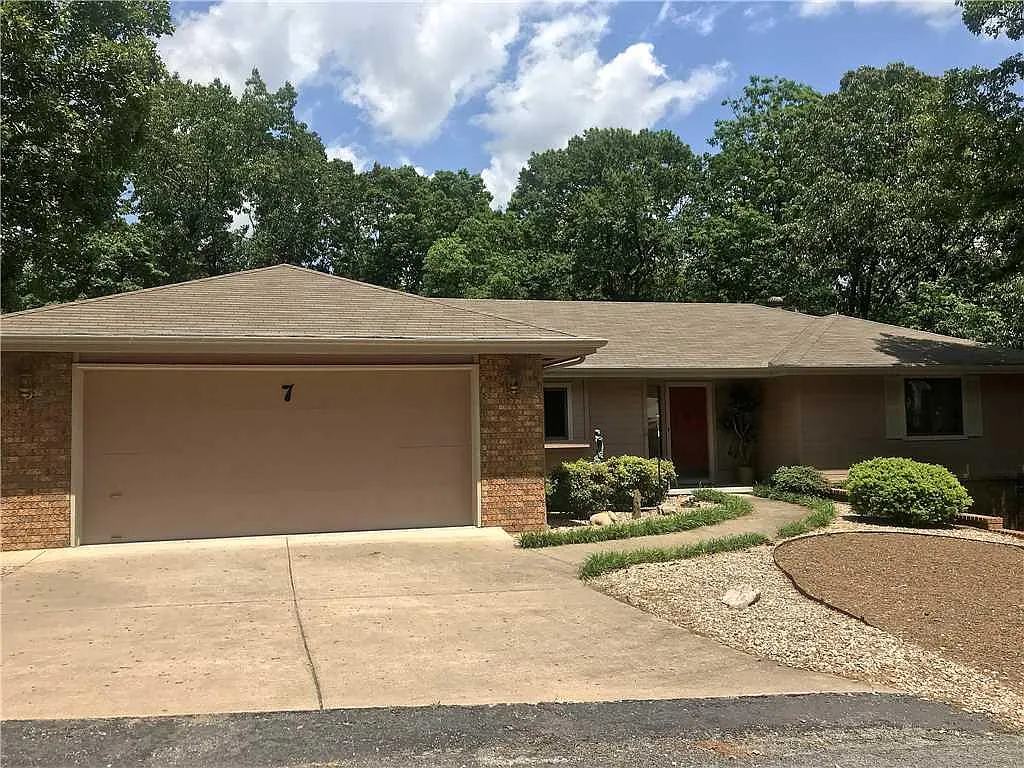FULLY FURNISHED! - 7 Angus Ln