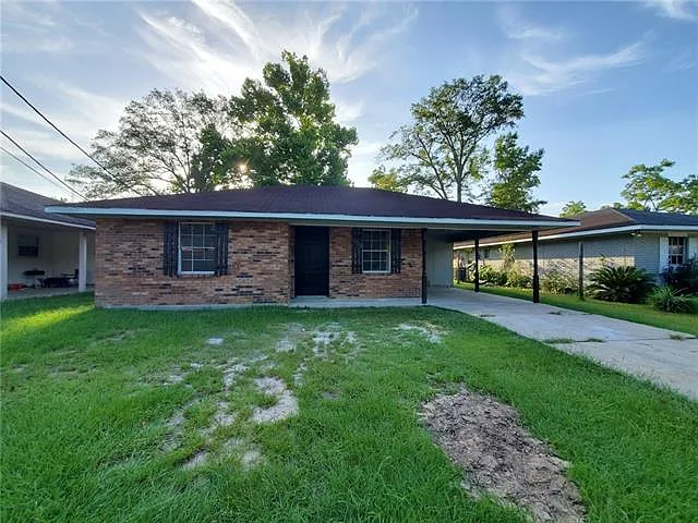 105 Wells Dr — Photo 1