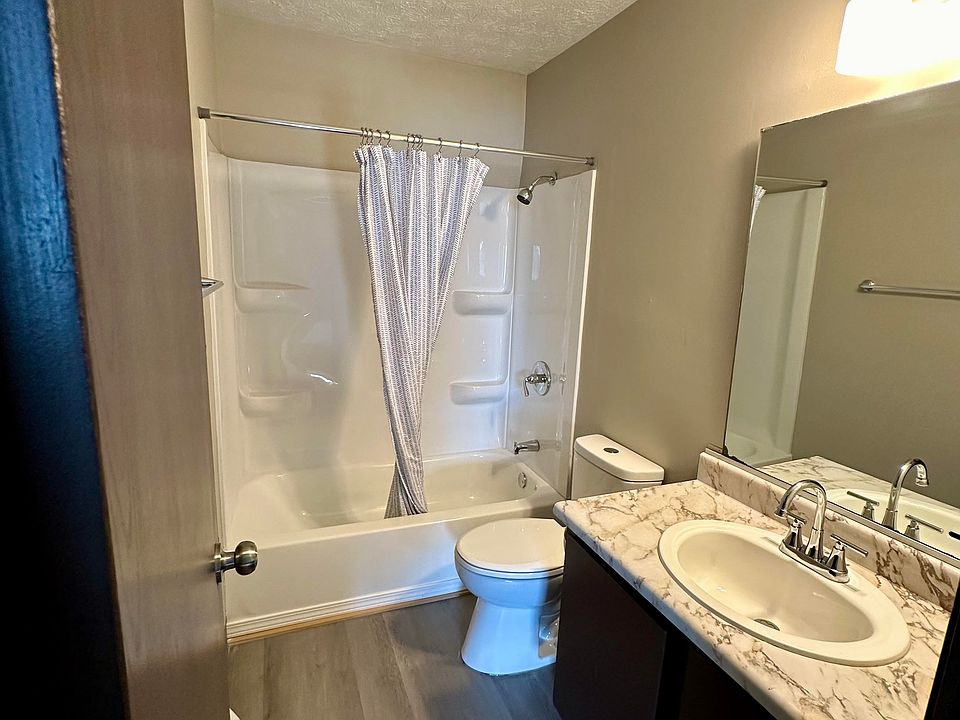 Second-Floor Full Bath