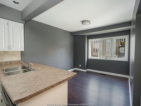 4th image of 3925 Riverside Dr E
