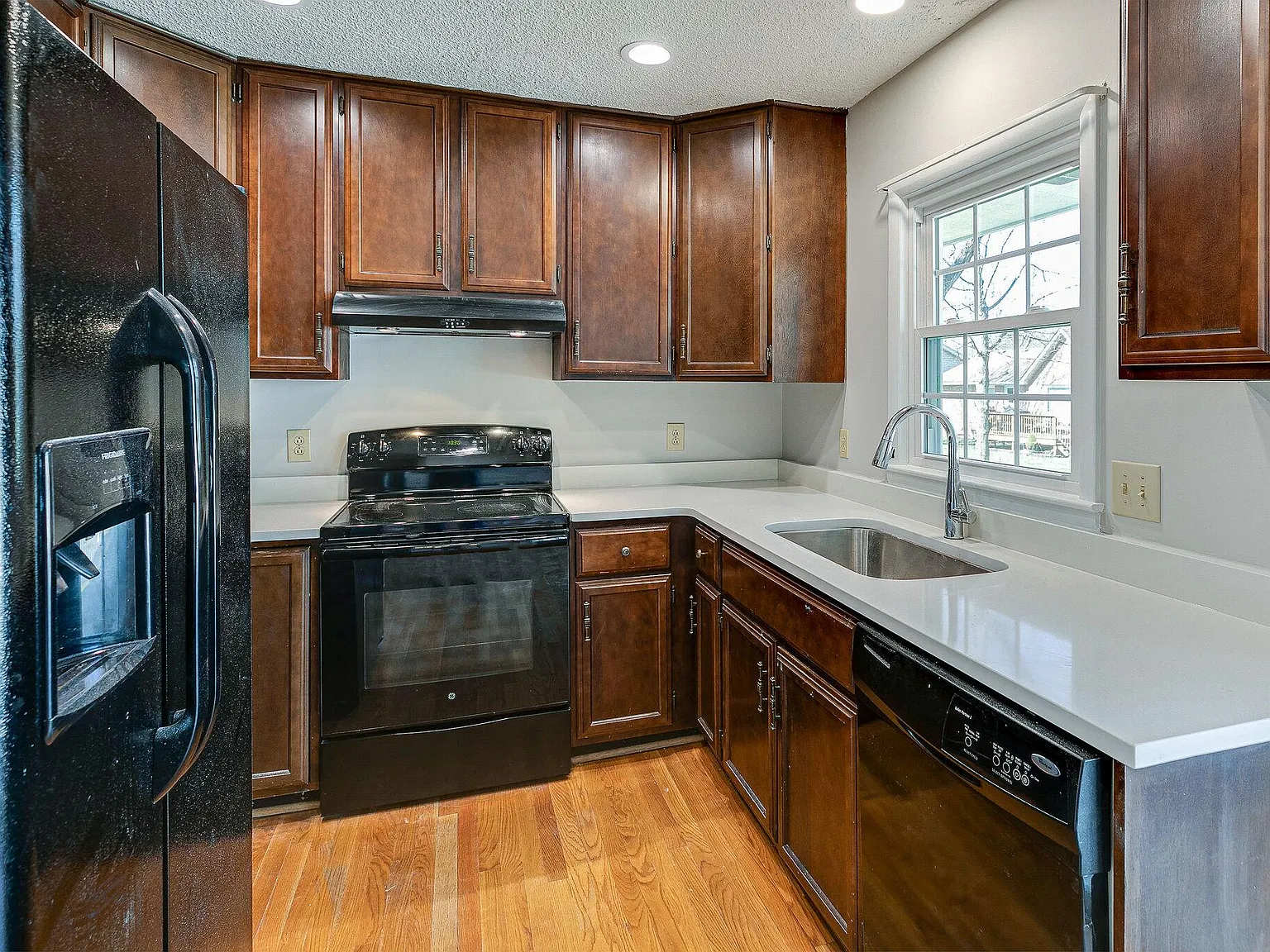 3 bed, 1450 sqft, $2,700 — Photo 4