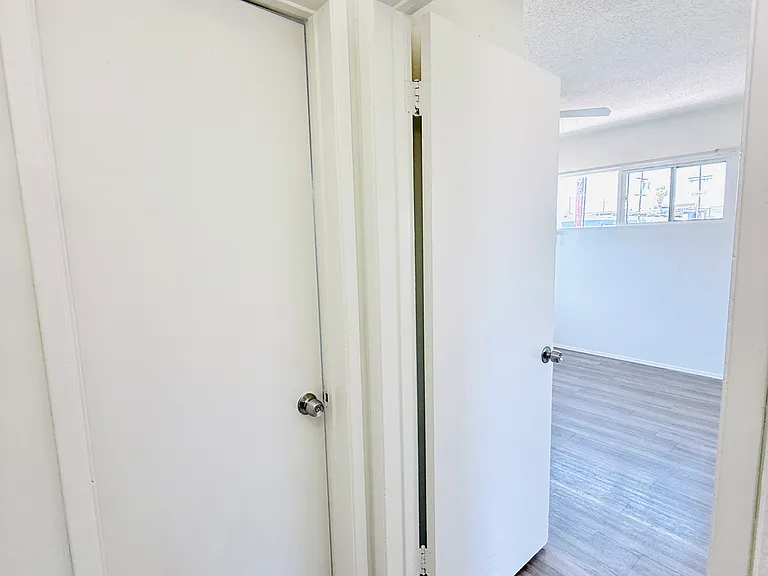 13635 Runnymede St #8 — Photo 11