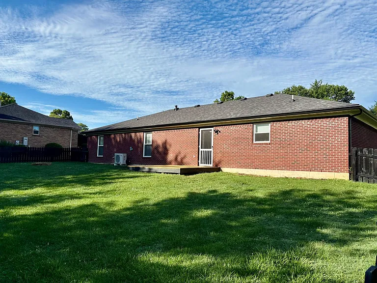 2610 Downey Dr — Photo 2