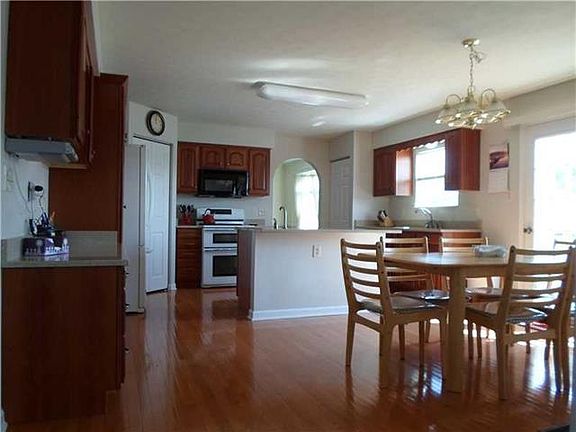 5th image of 451 Cherry Blossom Dr