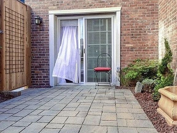 3rd image of 411 Bellevue Ave E APT 102