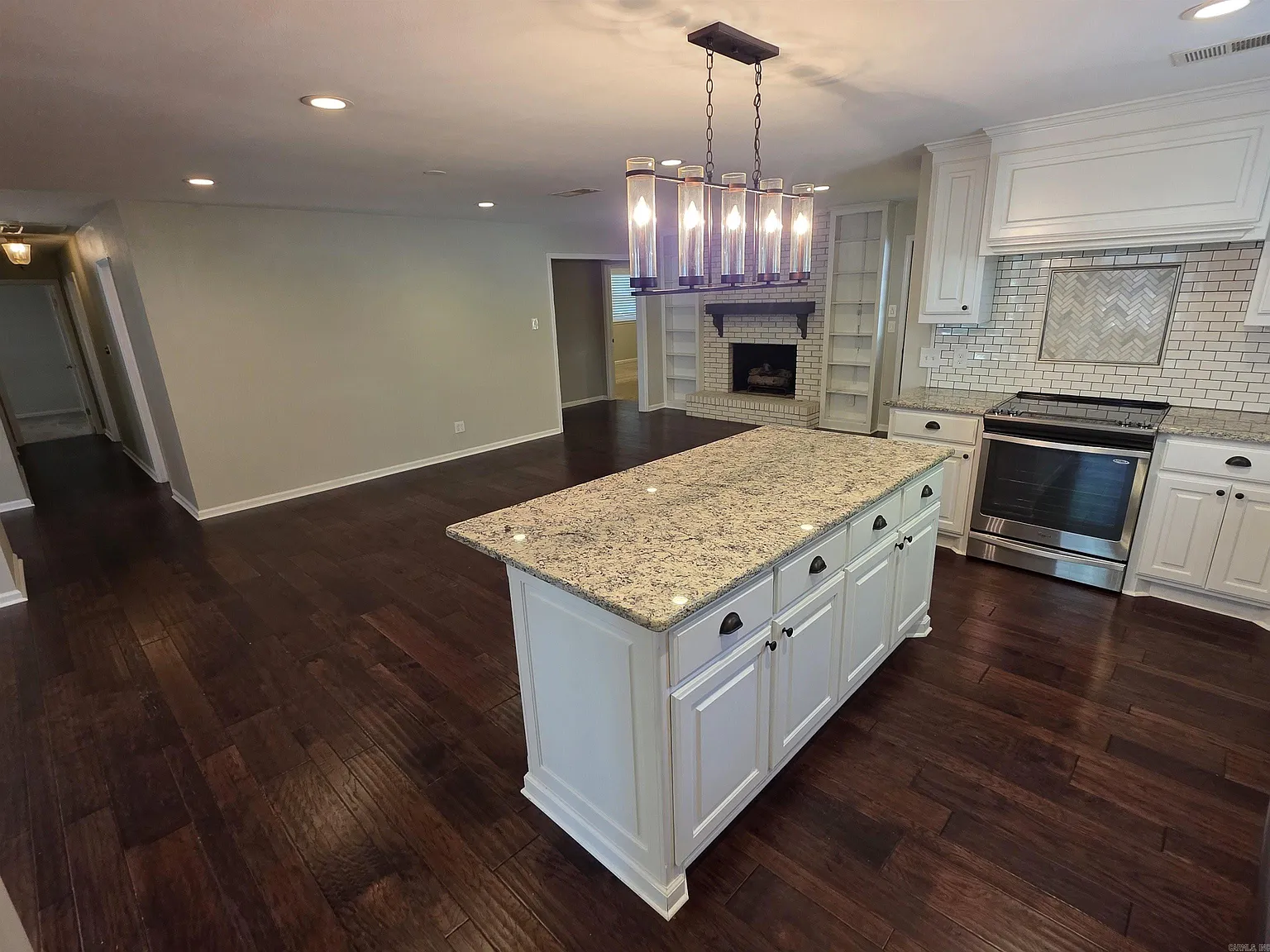 4 bed, 3.0 bath, 2359 sqft, $2,450 — Photo 4
