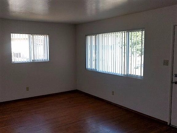 3rd image of 1402 N Park Ct