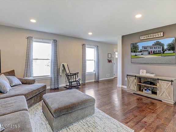 5th image of 1639 Melville Street
