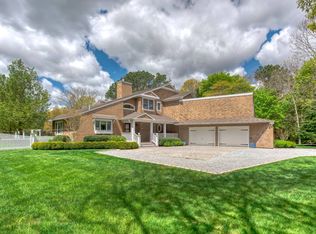 570 Main St, Westhampton Beach, NY 11978