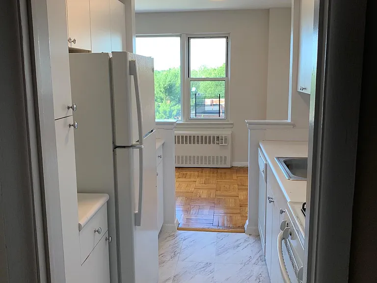 1160 Midland Ave — Photo 7