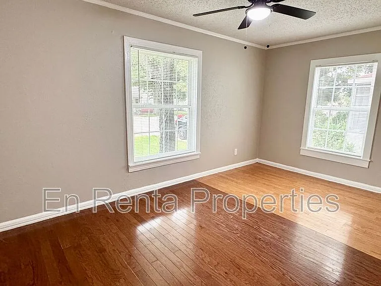 601 W Beach St — Photo 9