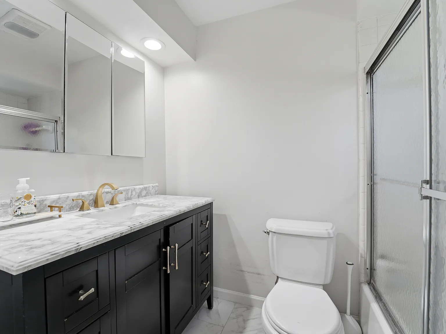 3 bed, 2.5 bath, 2200 sqft, $3,400 — Photo 2