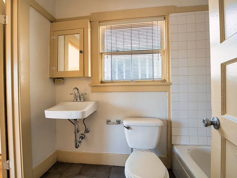 210 E 2nd St #4 — Photo 19