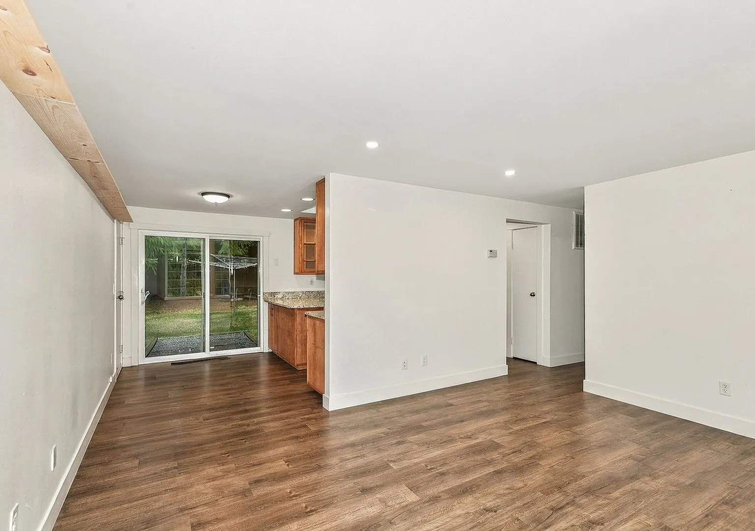 Charming 3-Bedroom Home with Large Fenced Yard in Redmond — Photo 4