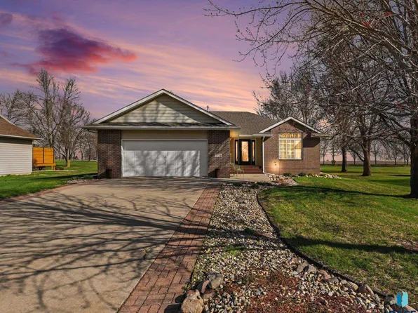 706 Par Tee Dr, Hartford, SD 57033