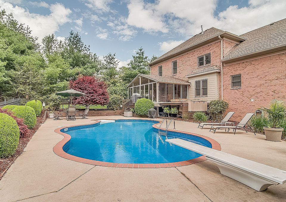 Resort living with pool/hot 