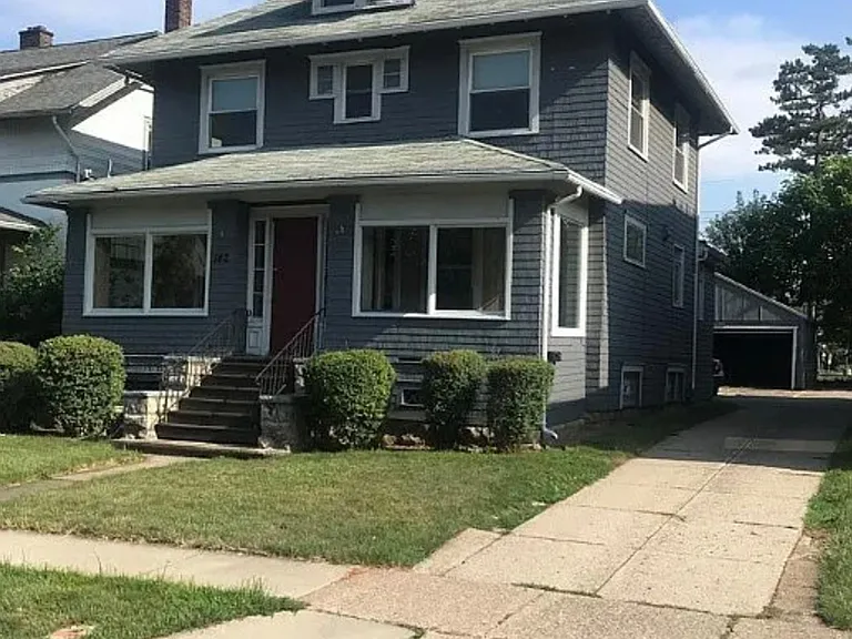 142 Winspear Ave — Photo 1