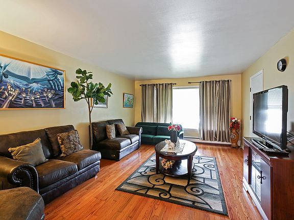 3rd image of 293 Crandon Ave
