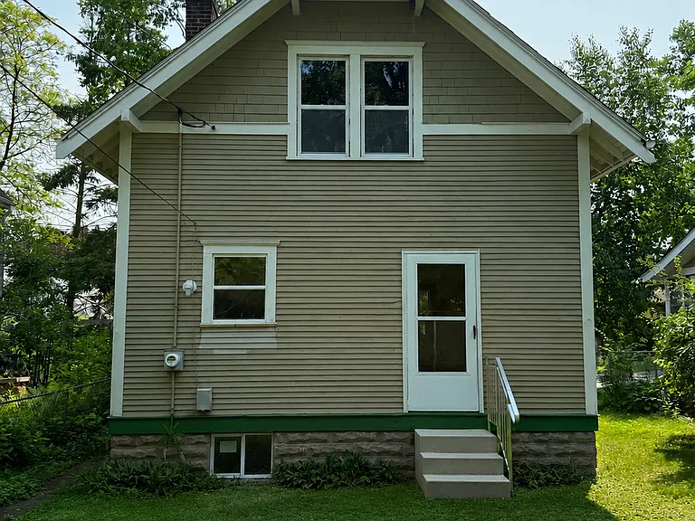 1067 Dale St N — Photo 2